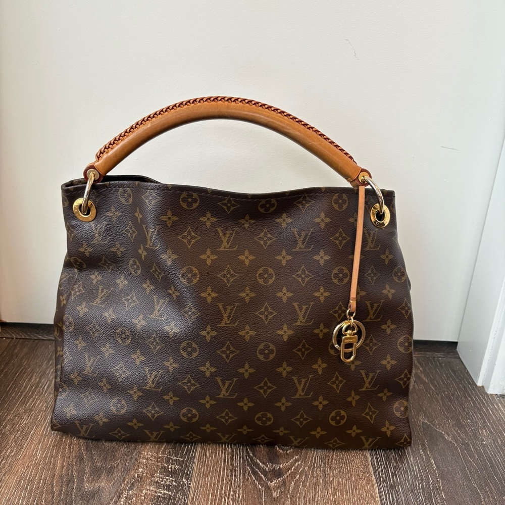 Louis Vuitton Monogram Artsy MM Shoulder Bag